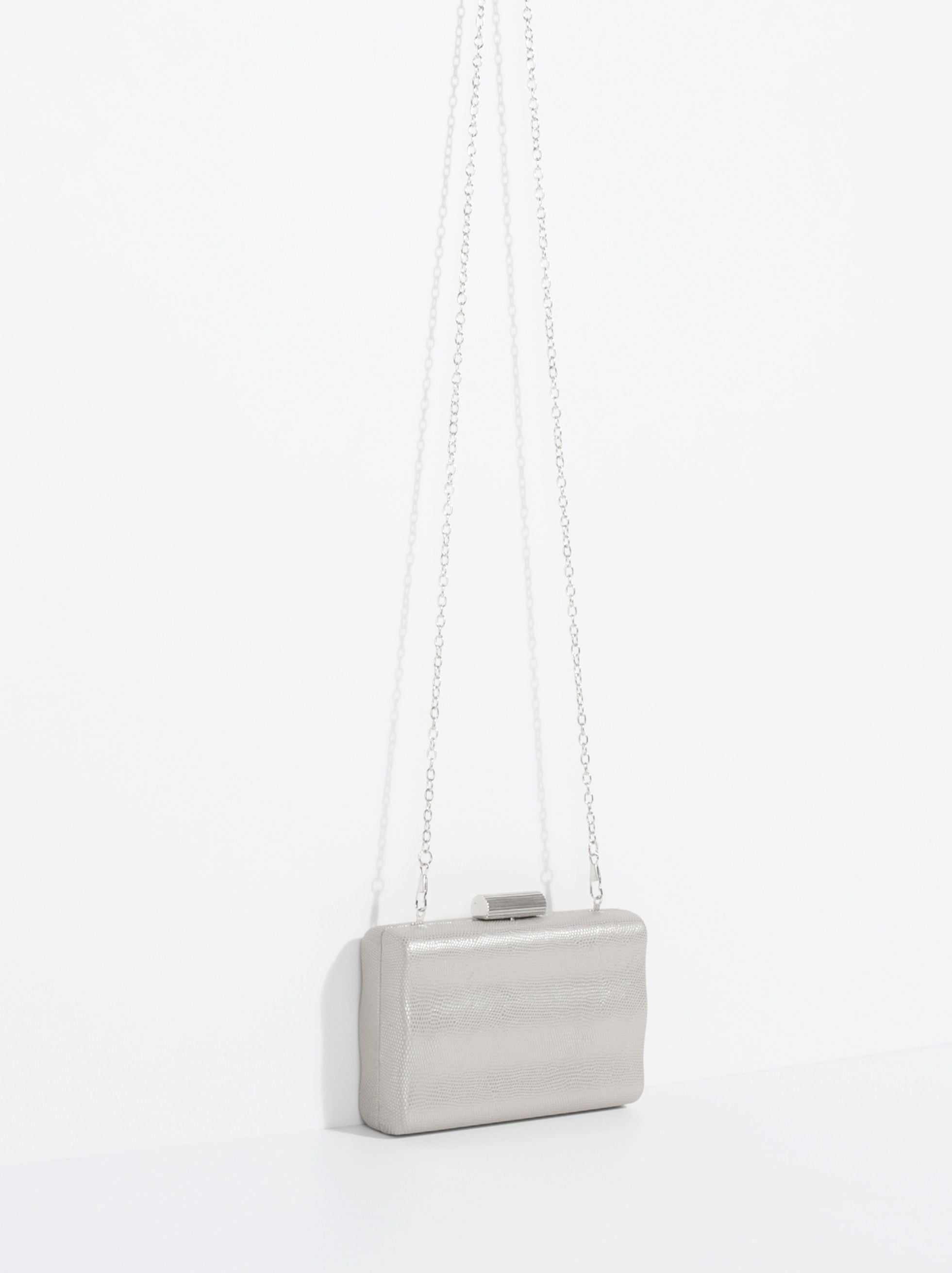Bolso De Fiesta 'Metallic Curvy' de Parfois: 19,99 euros.
