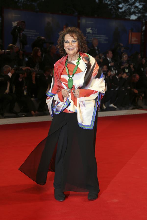 La veterana actriz apostó por un colorido look para pisar la alfombra roja de la Mostra.