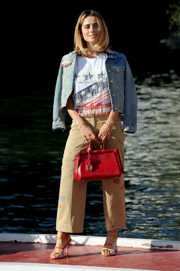 Otra de nuestras favoritas es la actriz italiana Greta Scarano, que ha convertido un look 'casual' de Tommy Hilfiger en un sofisticado estilismo de día gracias a sus originales sandalias de Paula Cademartori.