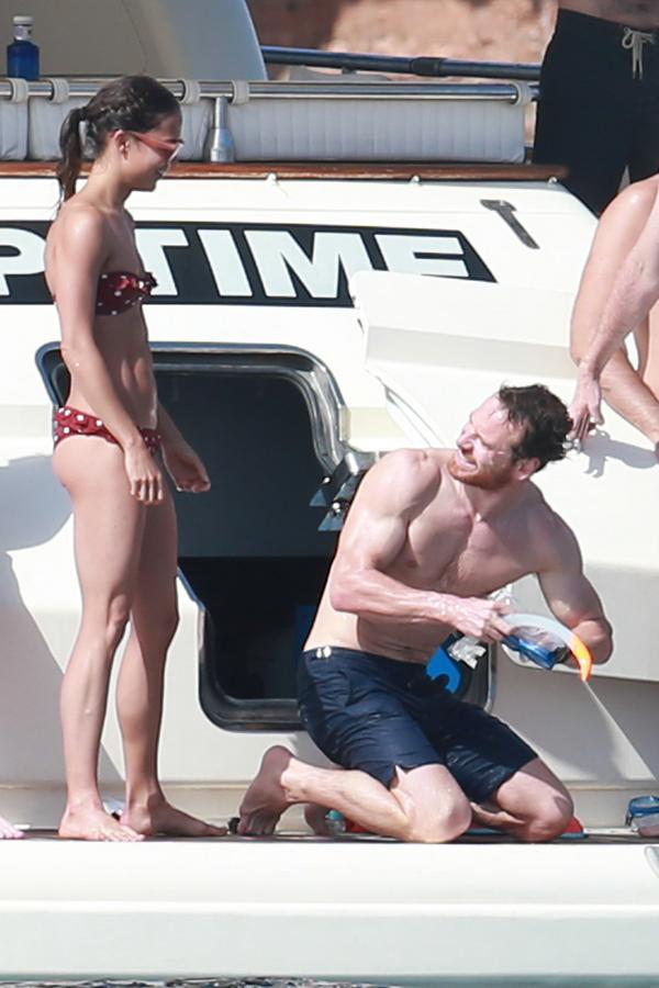 ¿Discutirán Michael Fassbender y Alicia Vikander por ver quién tiene mejores abdominales?