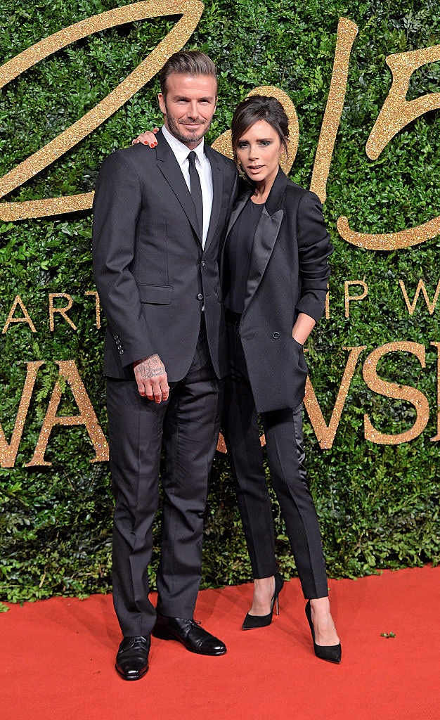 Nunca podremos elegir a quién de los dos les sienta mejor un esmoquin o un traje de chaqueta.