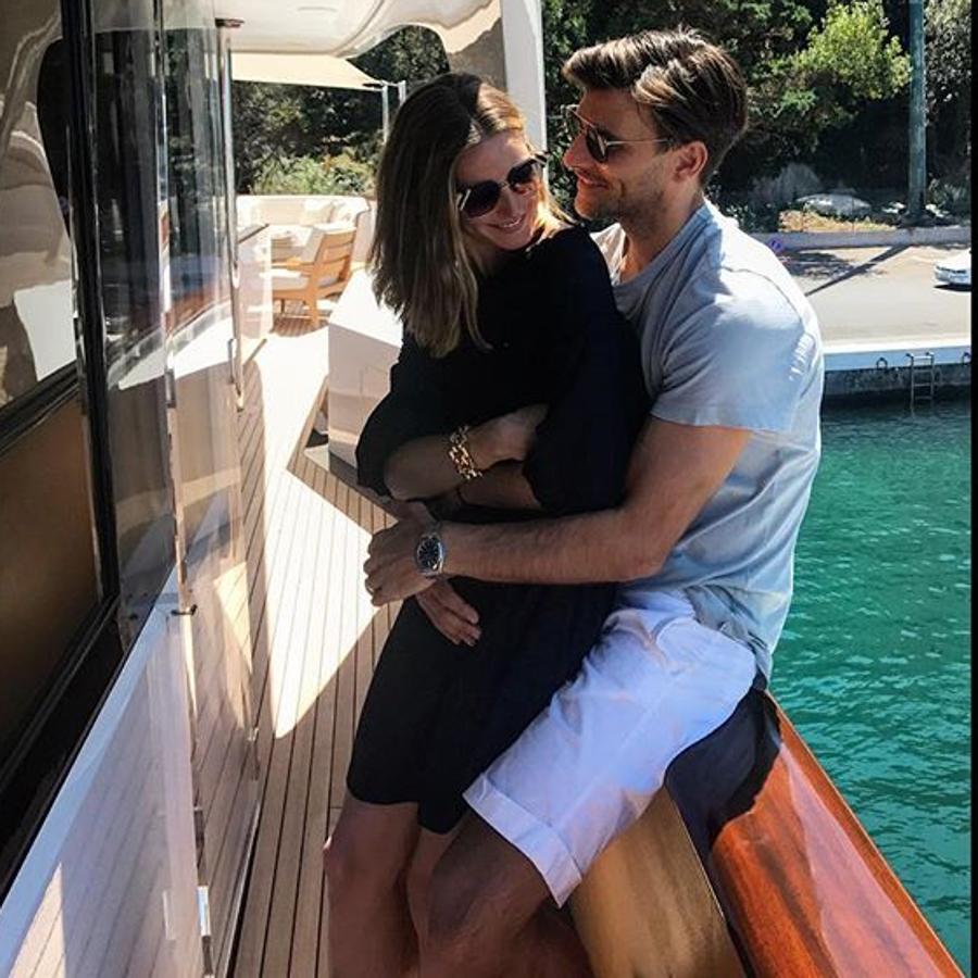 Recorren el mundo juntos y disfrutan del paraíso abrazados, esté donde esté el paraíso.