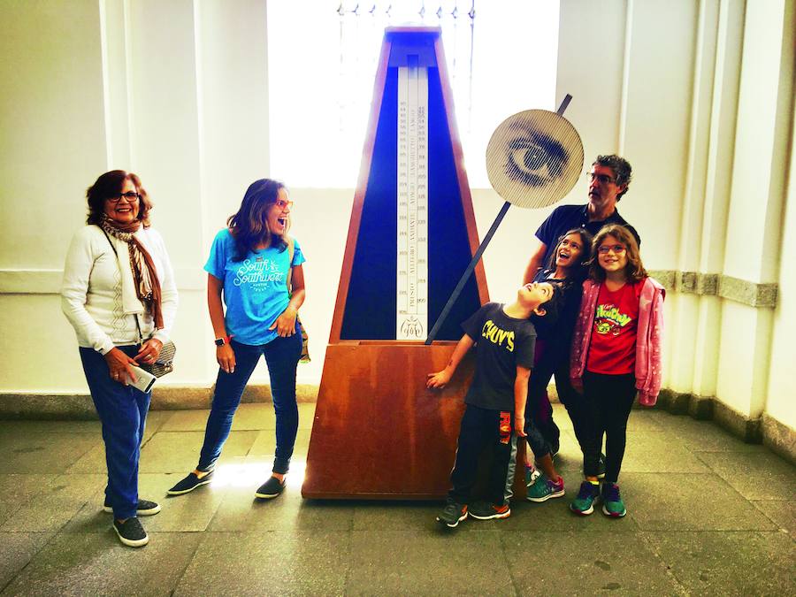 La familia a su paso por el Museo Reina Sofía de Madrid.