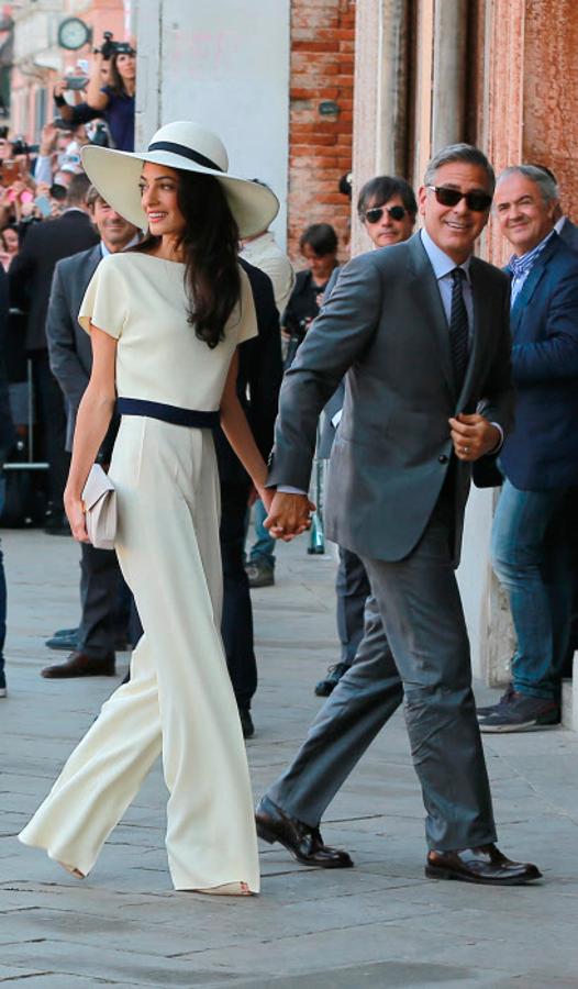 Para la ceremonia civil de su matrimonio con George Clooney en Venecia, Amal eligió un top con pantalón blanco y pamela, ambos con ribete azul. Un look firmado por Stella McCartney.