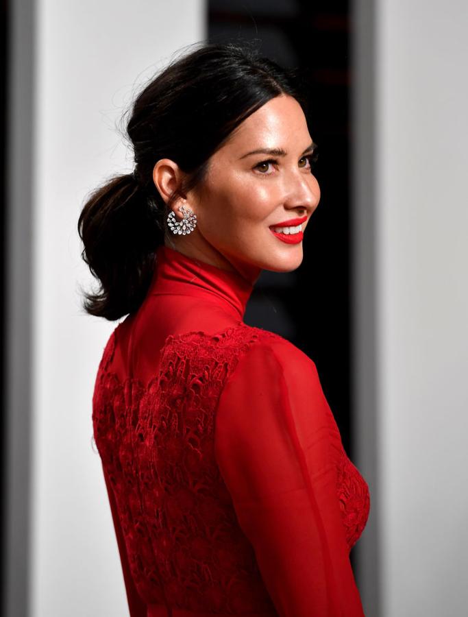 Otra coleta para triunfar con tu peinado en tu próxima boda es la que lleva Olivia Munn. Con raya en el medio, y bastante volumen en la coronilla, recoge tu pelo en una cola de caballo baja, envuelta con un mechón de pelo, y con las puntas onduladas.
