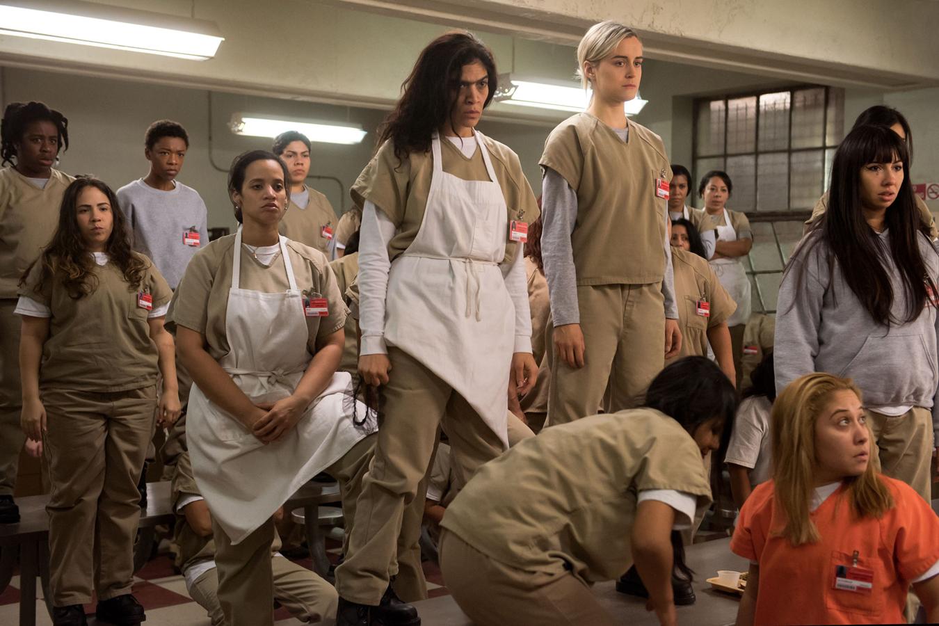Las protagonistas de la serie 'Orange is the new black' en una de las escenas de la serie.