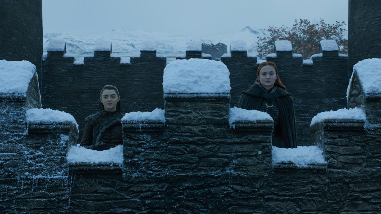 Sophie Turner y Maisie Williams en una de las escenas de la serie 'Juego de Tronos'' en la que interpretan a Daenerys y Arya Stark.