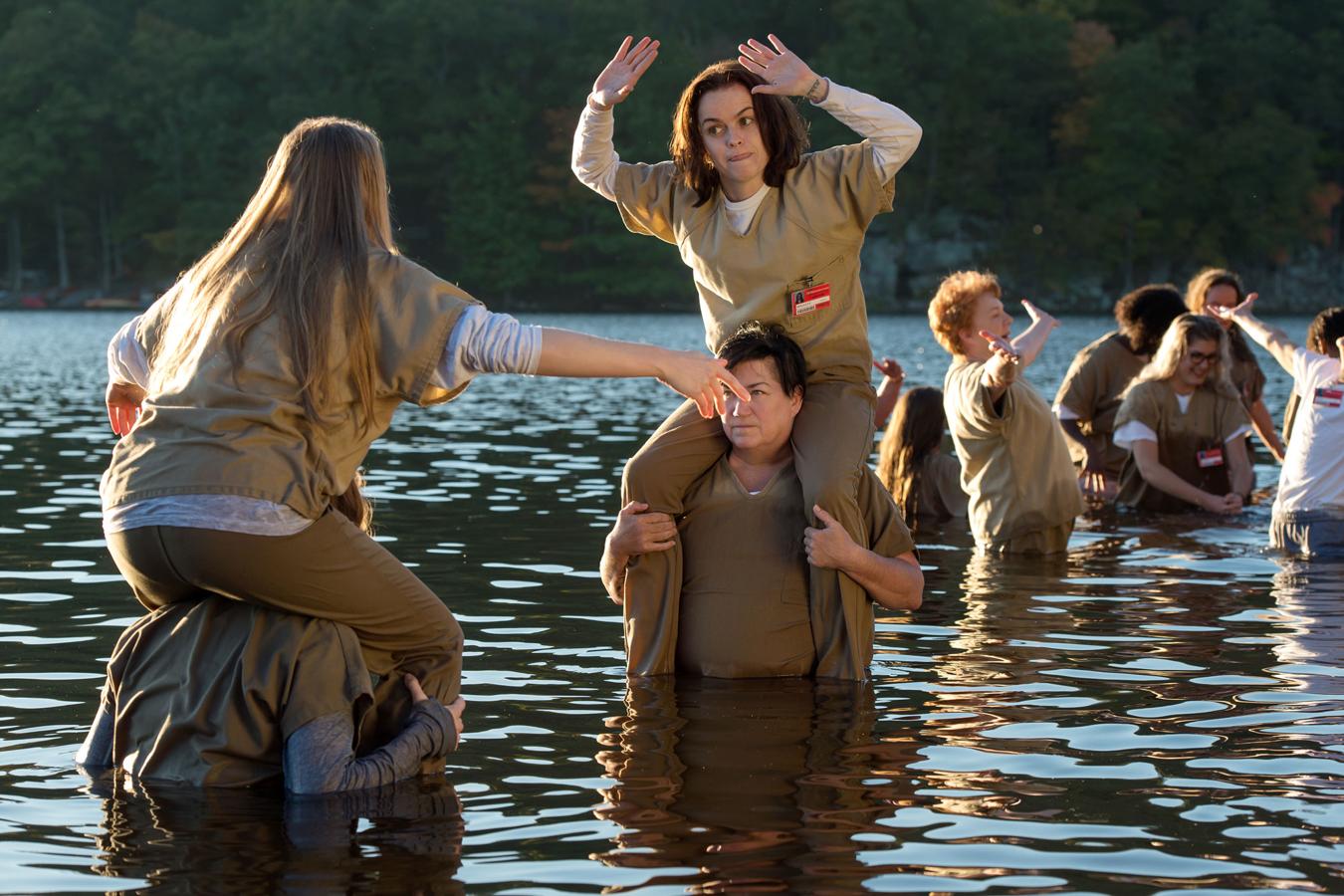 Las actrices de 'Orange is the new black' en una de las escenas de la serie grabada en un lago.
