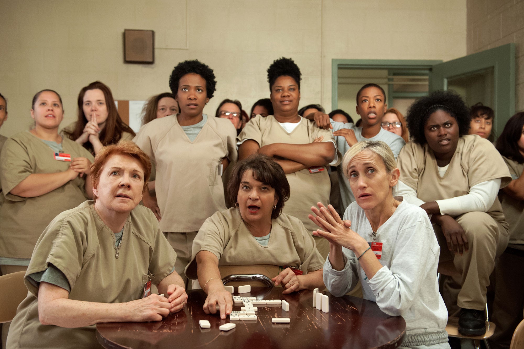 De nuevo, las actrices de la serie de 'Orange is the new black' en una de las escenas mientras todas miran a la tele.