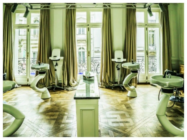 Nabil Harlow, el director creativo de Balmain Hair Couture, el hombre que crea los peinados para los desfiles de la casa parisina y corta y peina a Naomi Campbell o Coco Rocha, está al frente del primer salón beauty de Balmain en la capital gala. Y puedes reservar cita para que te corte el pelo. balmainhairsalon.paris.