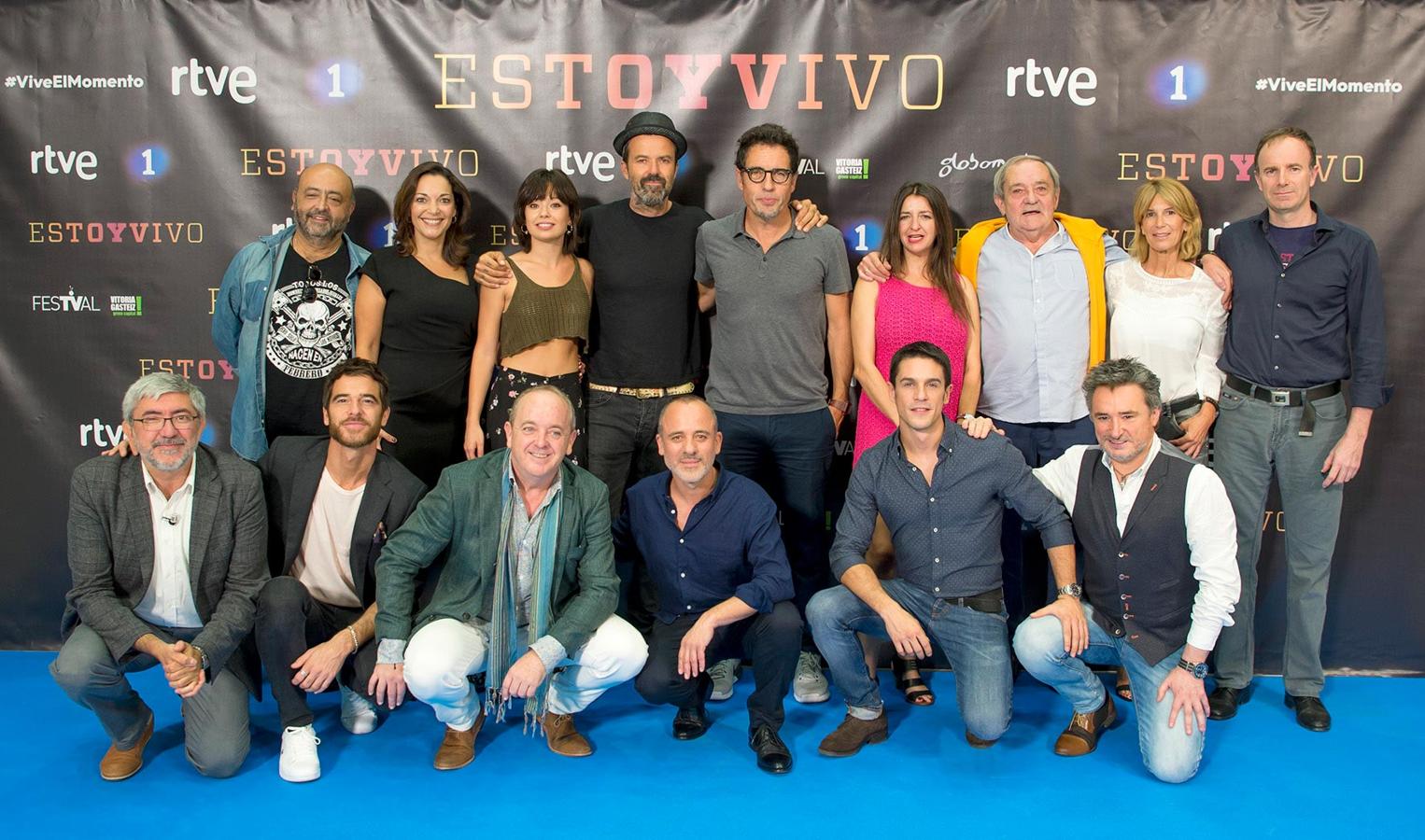 Reparto al completo de la nueva serie 'Estoy vivo' en el photocall del FesTVal de Vitoria.
