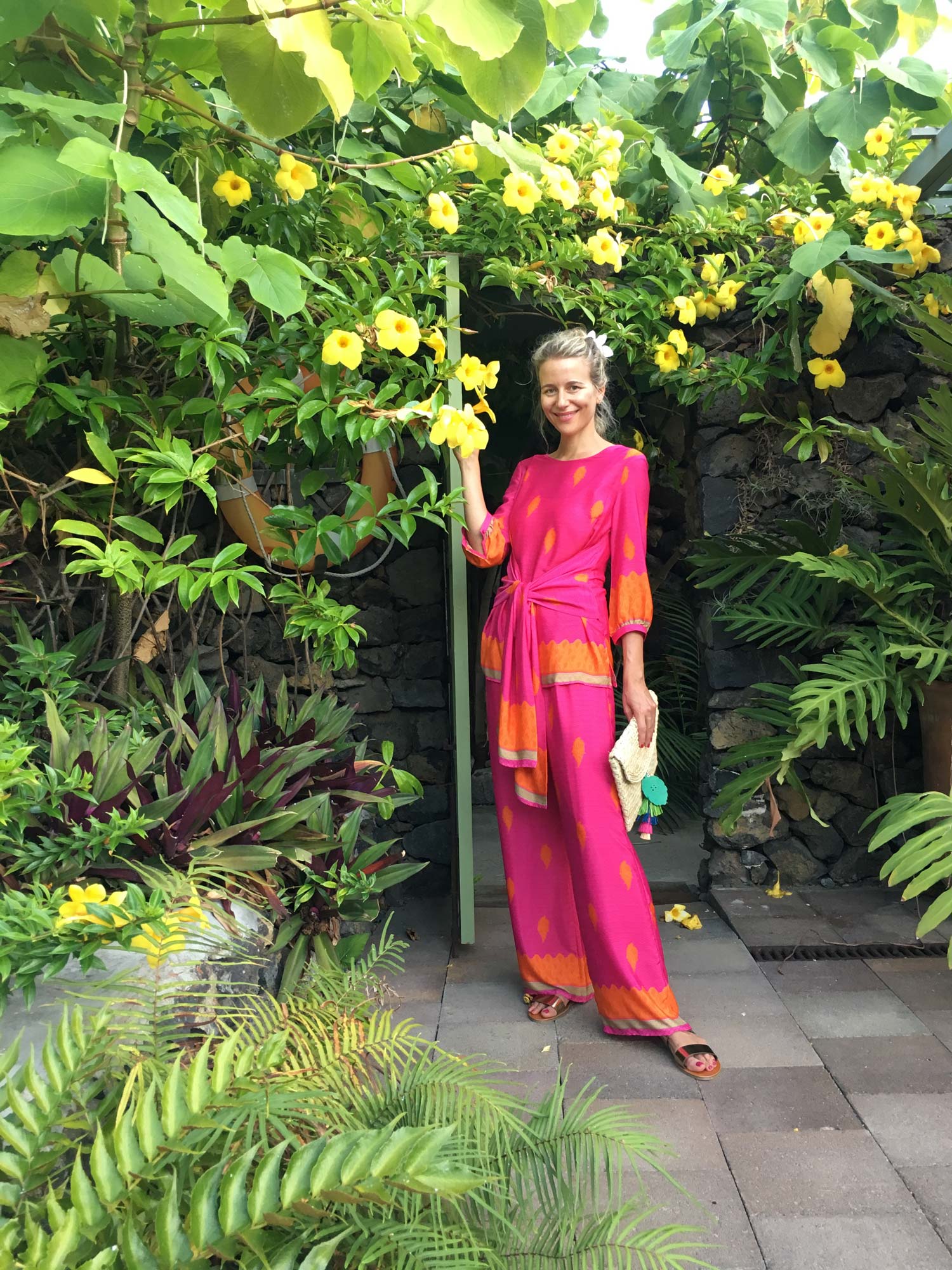 María en los jardines del Hotel Hacienda de Abajo.