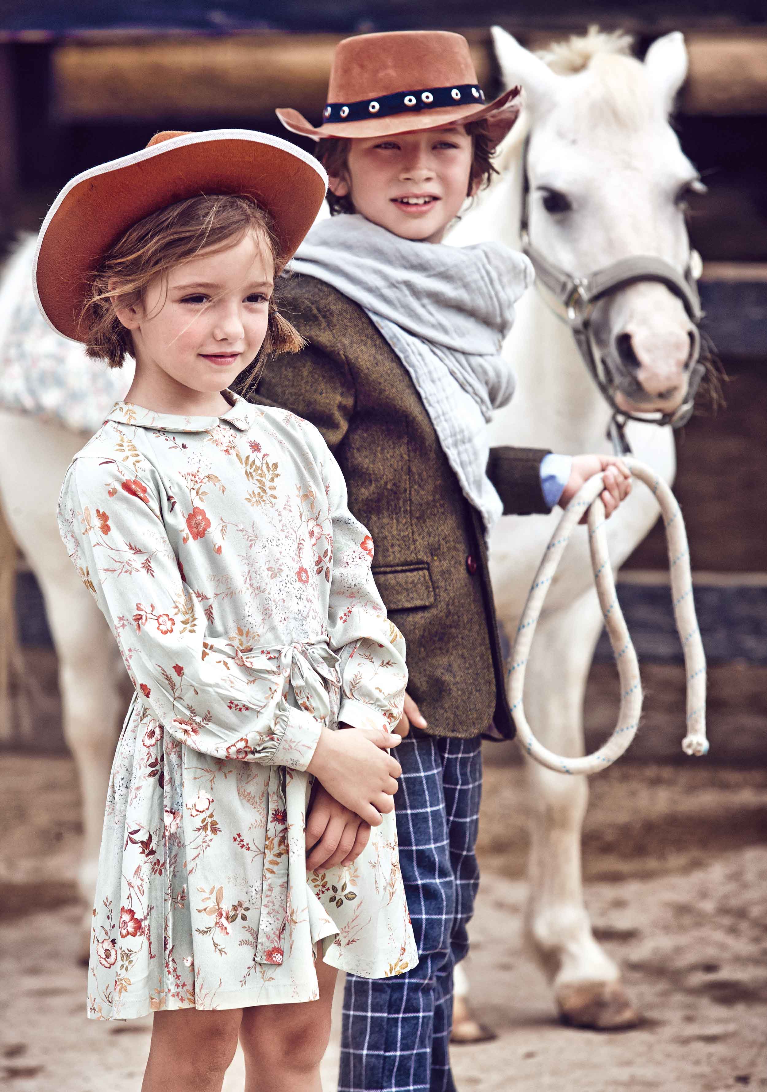 Valeria lleva vestido de Bonnet à pompon y sombrero de Barullo. Jaime chaqueta de Mi pequeño Lucas, bufanda de Thanks Mum, pantalón de Chicco y sombrero de Barullo.