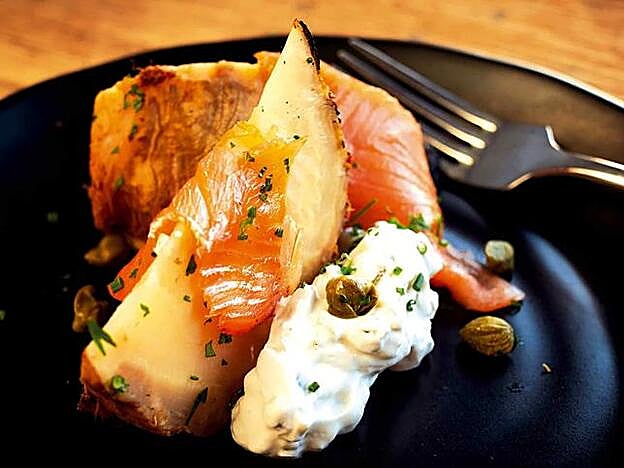 Apionabo a la llama con salsa tártara y salmón ahumado.
