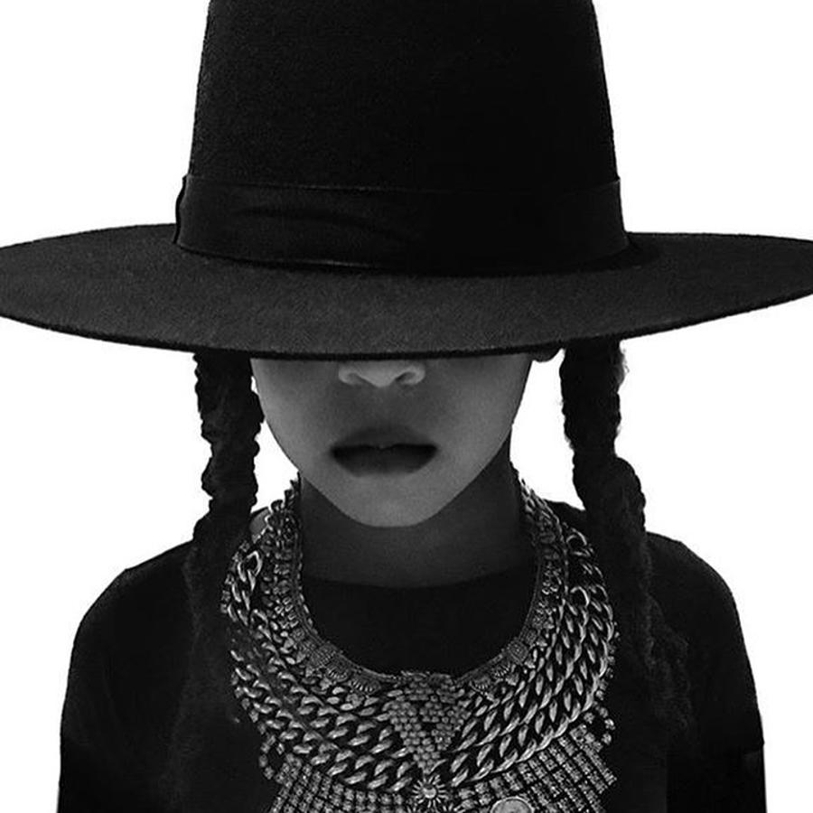 Blue Ivy Carter recrea el 'look' 'Formation' del último disco de la cantante Beyonce.