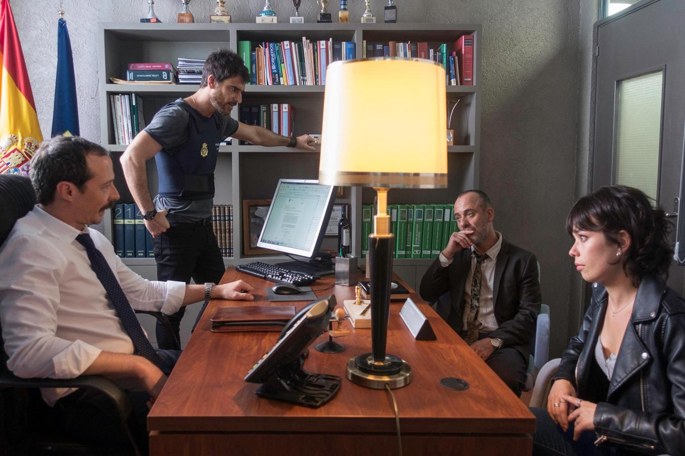 Los actores de la serie en una de las escenas grabadas en la comisaría.
