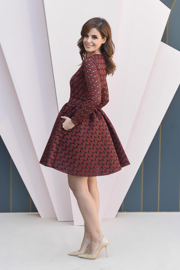 Mucho más otoñal hemos visto a Marta Torné, con un diseño color teja de manga larga y falda con volumen.