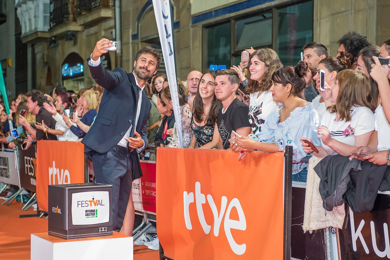 Hugo Silva en la alfombra naranja del FesTVal de Vitoria por el estreno del Ministerio del tiempo.