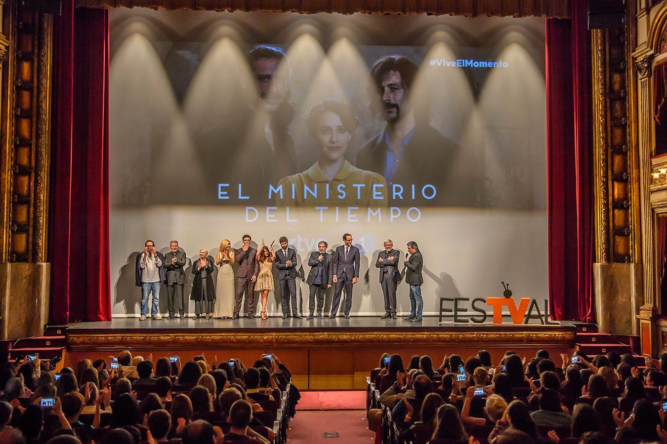 El elenco al completo de 'El ministerio del tiempo' en el estreno de la serie en el FesTVal de Vitoria.