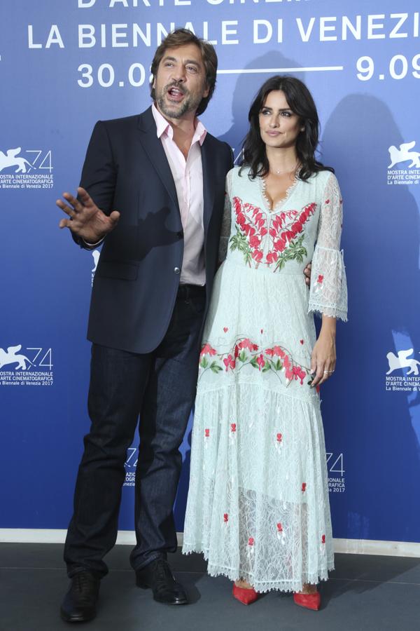 El vestido de encaje aguamarina, de marcada inspiración boho, y bordados de flores en color carmesí, pertenece a la colección Resort 2018 de Temperley London, y ronda los 2.000 euros.