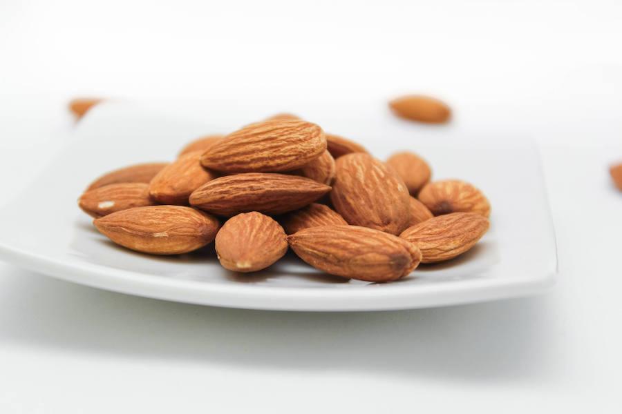 Las almendras son ricas en magnesio,que calma los nervios. Si su aporte es suficiente durante el día, se duerme y se descansa mejor.