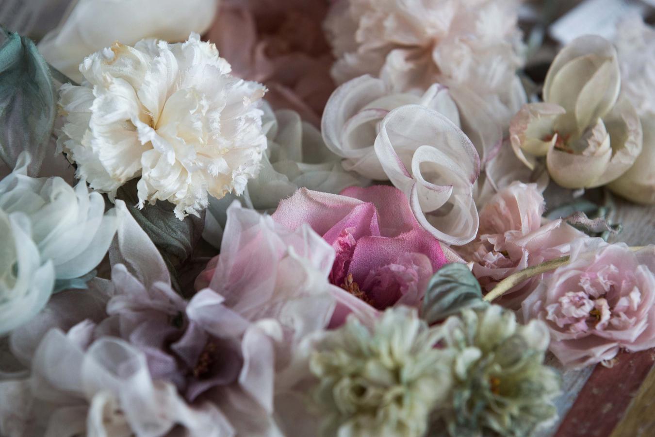 Los accesorios utilizados para ponerle al vestido.