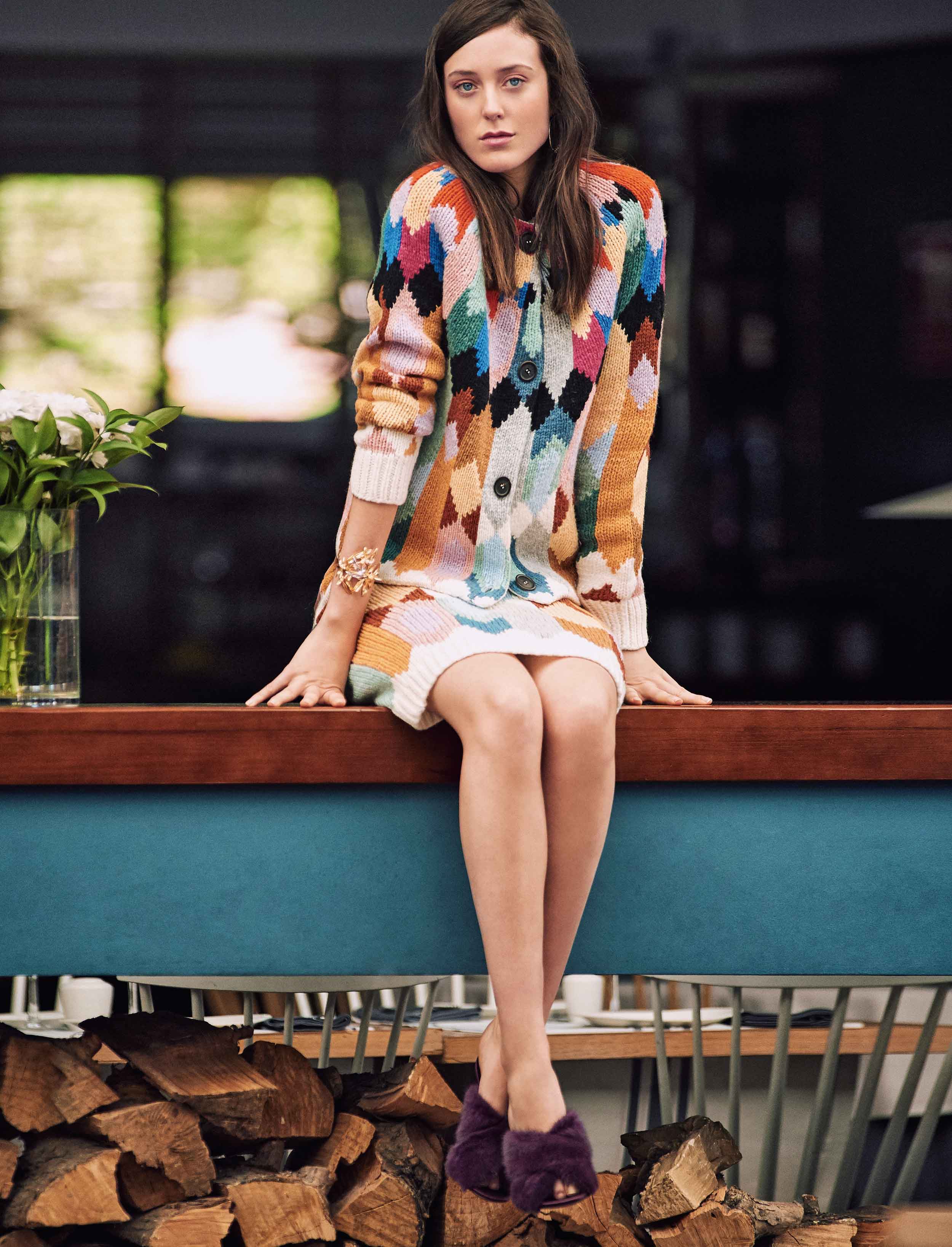 Chaqueta de PRada; sandalias de pelo de Aquazzura; pendientes de Anton Heunis y brazalete de urélie Bidermann.