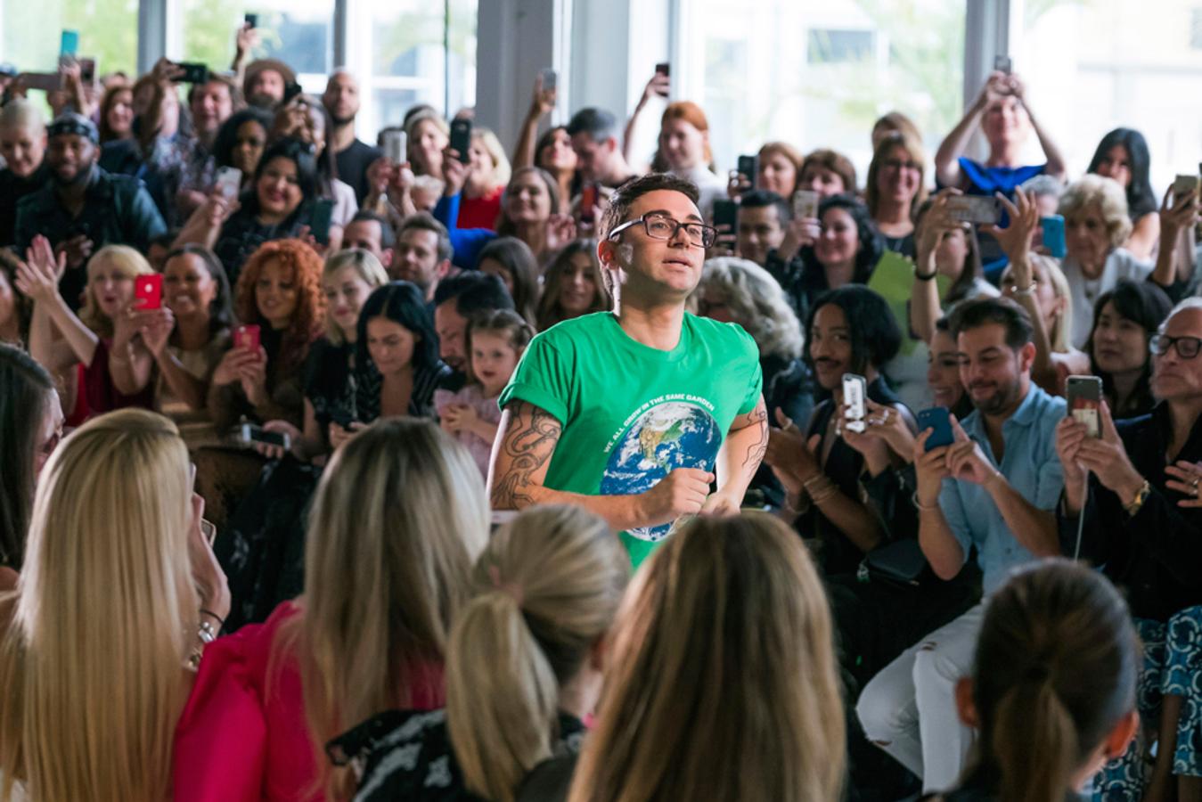 Christian Siriano cerró la pasarela saludando tras el desfile de su nueva colección en la Semana de la moda de Nueva York.