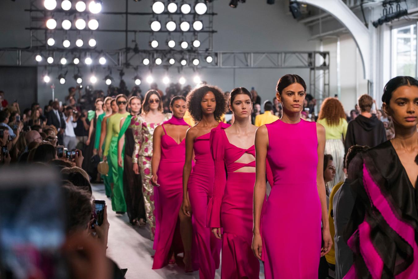 Además de los modelos andrógenos y las tallas grandes, Chrtian Siriano ha incluido diseños muy femeninos para la mujer.