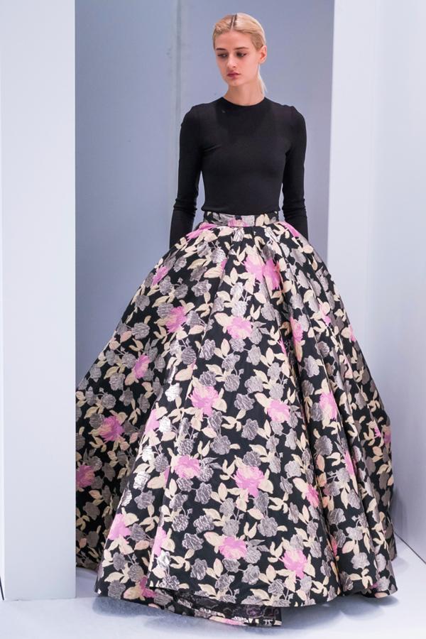 Christian Siriano apuesta por la faldas con volumen para la mujer.