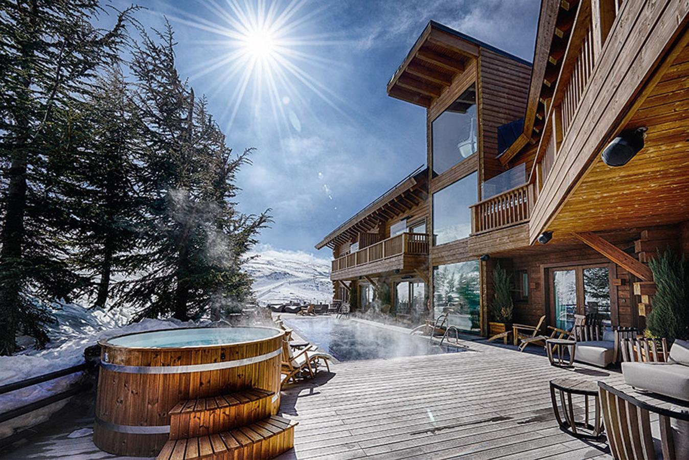 El hotel Lodge en Sierra Nevada (Granada) es el indicado para disfrutar de paisajes asombrosos con tu pareja mientras te das un baño relajante... ¿Te lo imaginas?