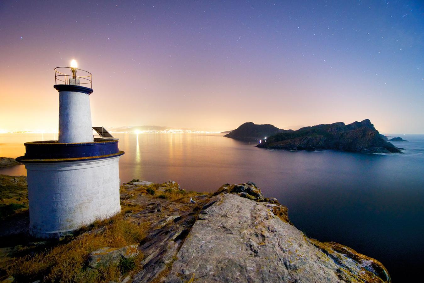 Las Islas Cíes situadas en Vigo, Galicia son el lugar perfecto para perderse con la persona más especial de tu vida. Primavera es una buena época para visitarlas y evitar así la masificación de turistas.