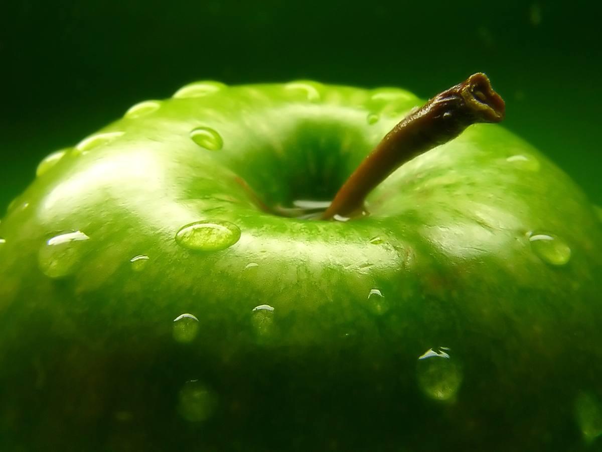Las manzanas ayudan a tener el vientre plano, en especial las de la variedad Granny Smith, pues ayuda a limpiar el colon y el intestino, favoreciendo el crecimiento de baceterias beneficiosas. ¿Por qué las manzanas alimentan el cerebro y la sonrisa?