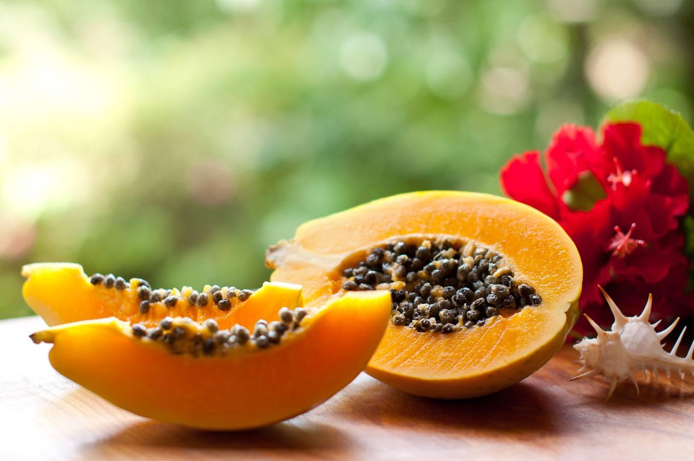 La papaya contiene una enzima, denominada papain, que facilita la digestión. Además se le atribuyen propiedades anti inflamatorias. Otra de sus ventajas es que contiene fibras que fortalecen el tracto digestivo.