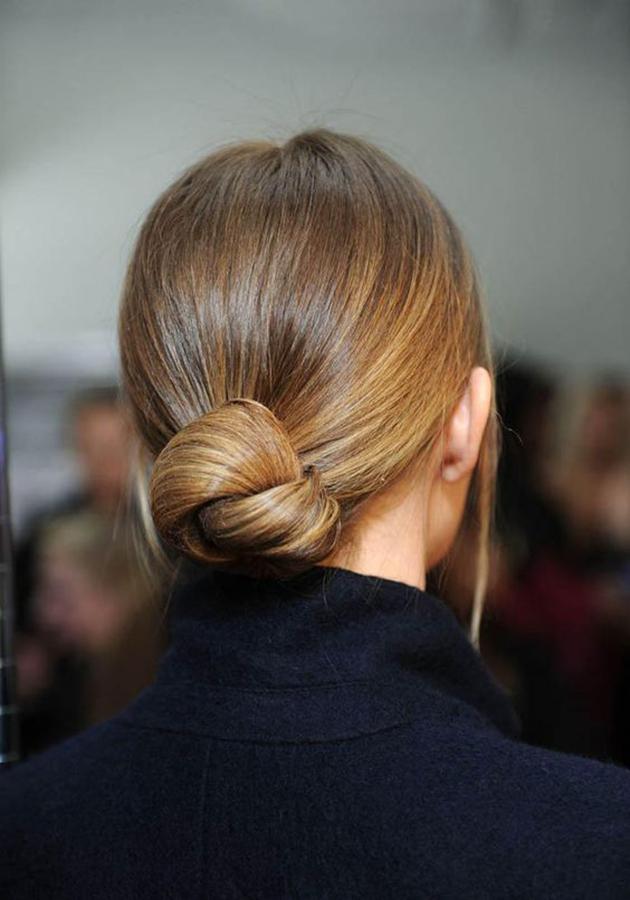 Para un peinado que te dure todo el día, una buena opción es llevar un moño bajo enganchado con horquillas. ¡Además es muy elegante!