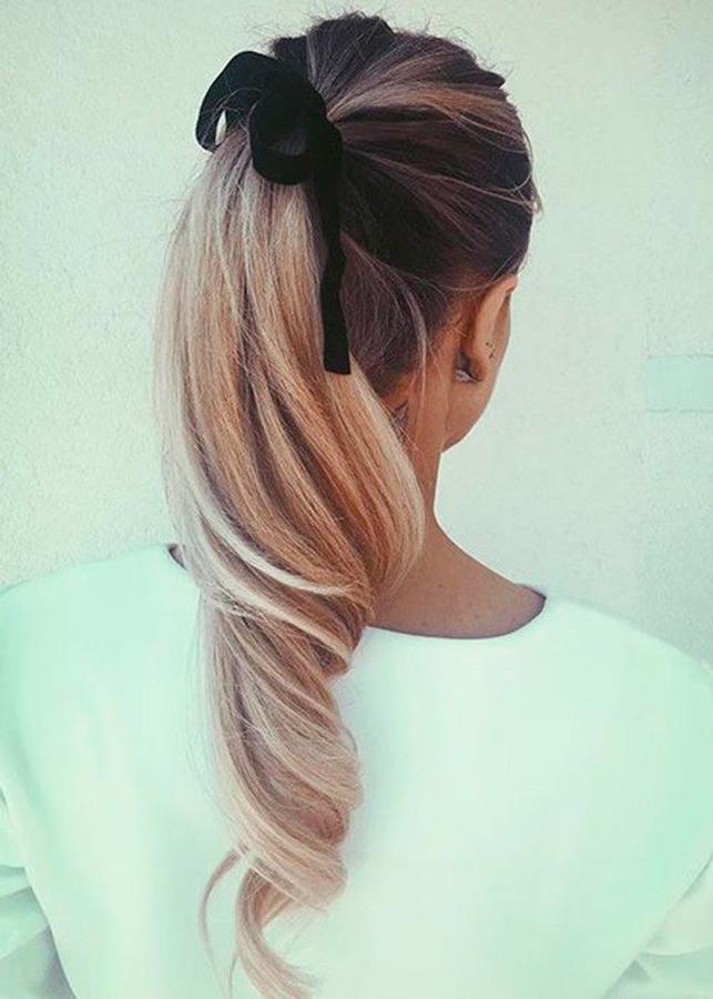 Si quieres lucir un peinado fácil y elegante, otra opción es una coleta alta y en vez de atarlo con una gomita, podemos atarlocon un lazo para darle otro toque.