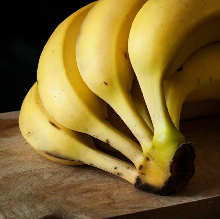 El plátano es un alimento rico en potasio , al igual que el aguacate, los kiwis y las naranjas. Todos ellos previenen la retención de líquido regulando los niveles de sodio. En el caso de las bananas, al ser ricas en fibra soluble con un buen remedio para el estreñimiento.