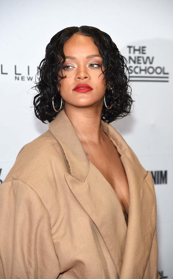 La cantante Rihanna en la fiesta Parsons de Benefit este año. Lleva un peinado bob largo rizado.