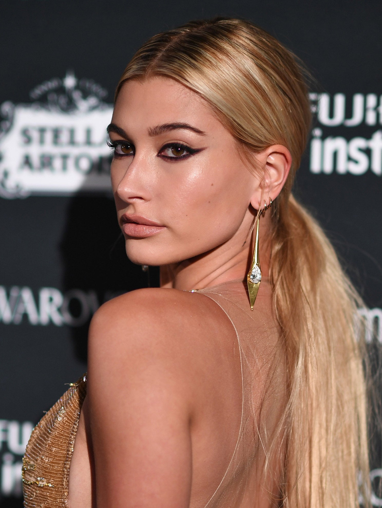 Se llevan los trazos geométricos para enmarcar la mirada. El eyeliner negro con rabillo, como se llevaba en los 60, y como lo ha lucido ya la modelo Hailey Baldwin, le da a tu mirada un toque muy atractivo.