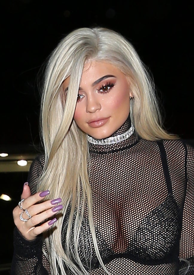 Una de las tendencias sorpresa de este otoño son los ojos brillantes, con gloss. Pero no es el gloss de los labios. Kylie Jenner se atrevió ya a lucirla.