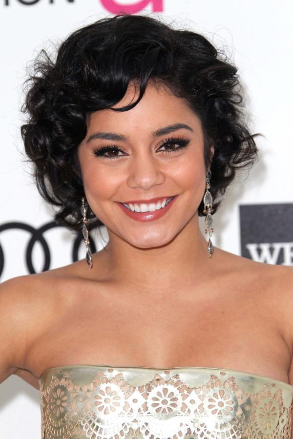 Vanessa Hudgens en una gala de la Fundación Elton John de 2012. Lleva el pelo bob muy corto.