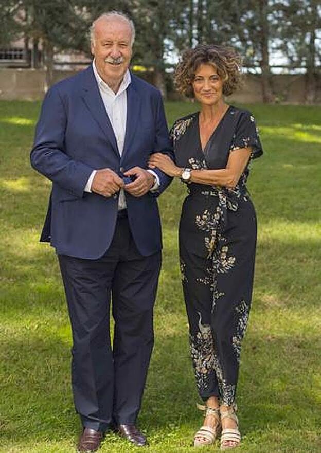 Ana García Lozano posa con Vicente del Bosque durante la entrevista.