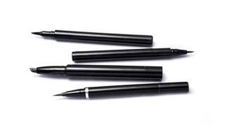 Fotos: Lápices y eyeliners negros para un 'cat eye' perfecto
