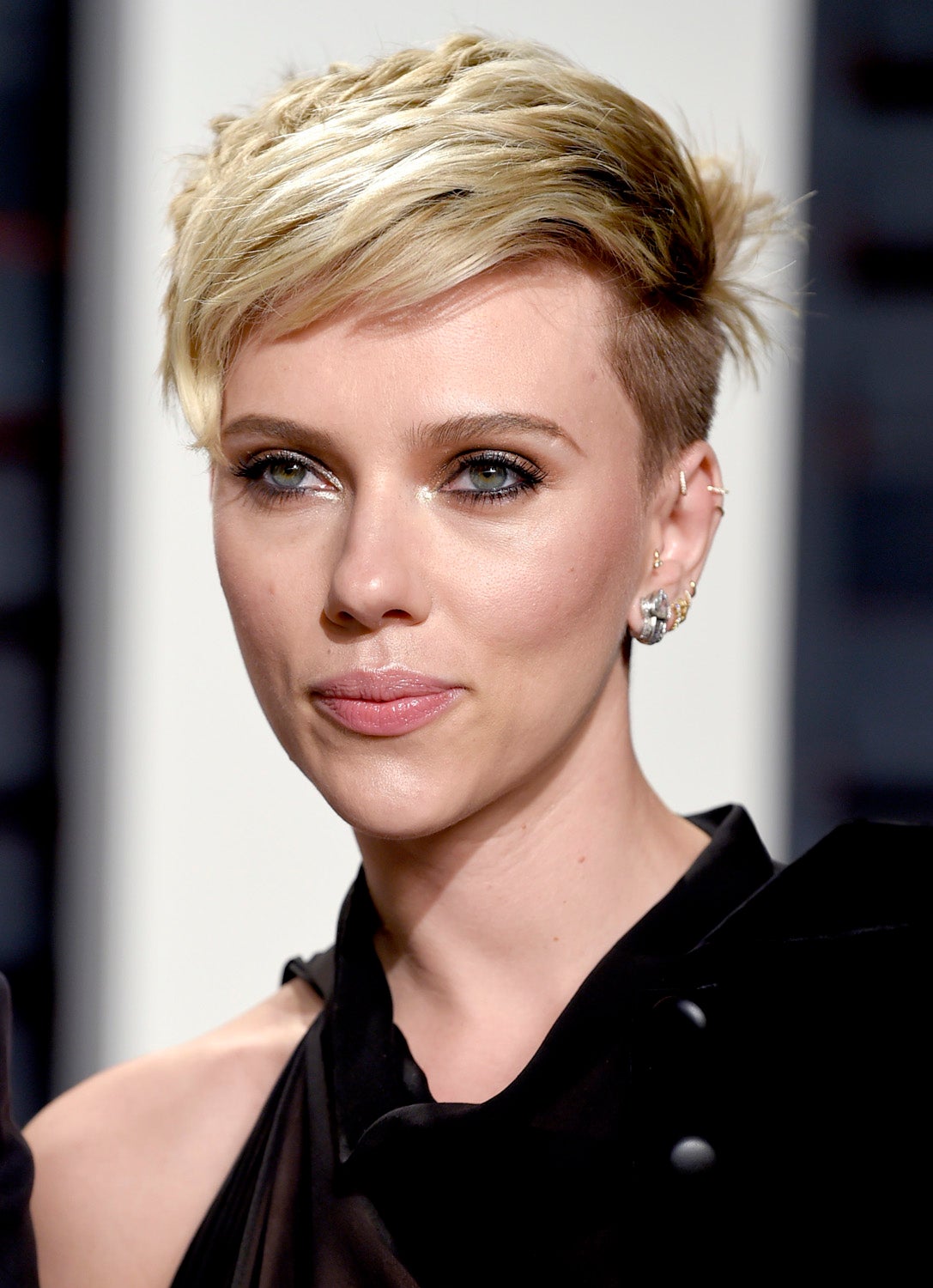 El flequillo corto y ladeado es el complemento perfecto para un pixie con rapado lateral como el de Scarlett Johansson.
