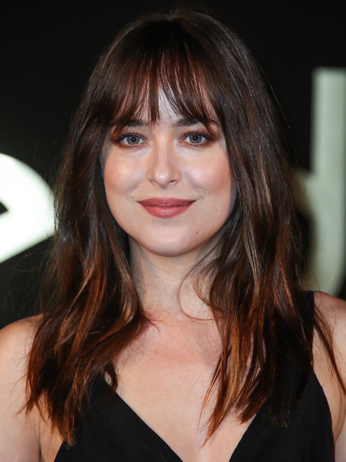 La actriz Dakota Johnson apuesta por un flequillo largo y despuntado en su long bob.