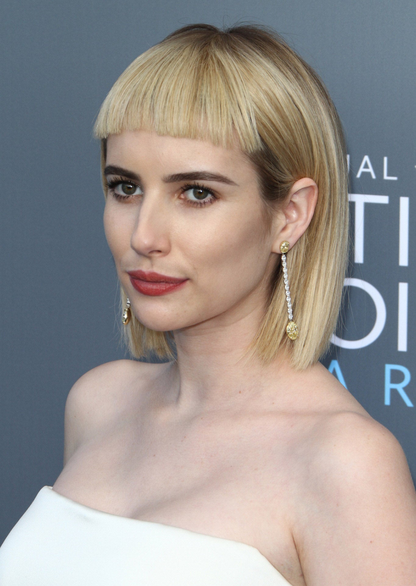 Emma Roberts con flequillo ultra corto recto y media melena.