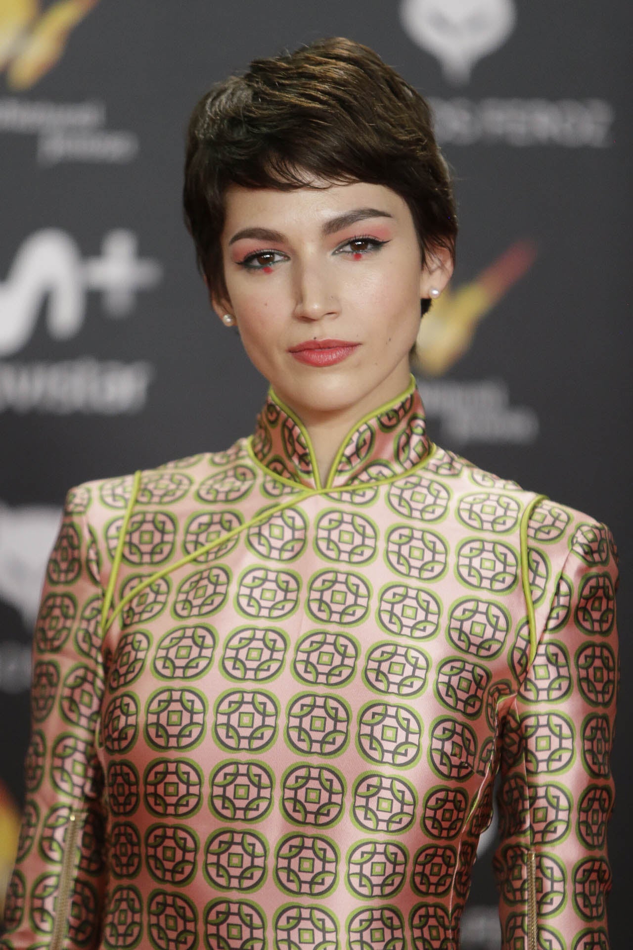 Úrsula Corberó se apunta al micro flequillo peinado hacia un lado en su pixie.