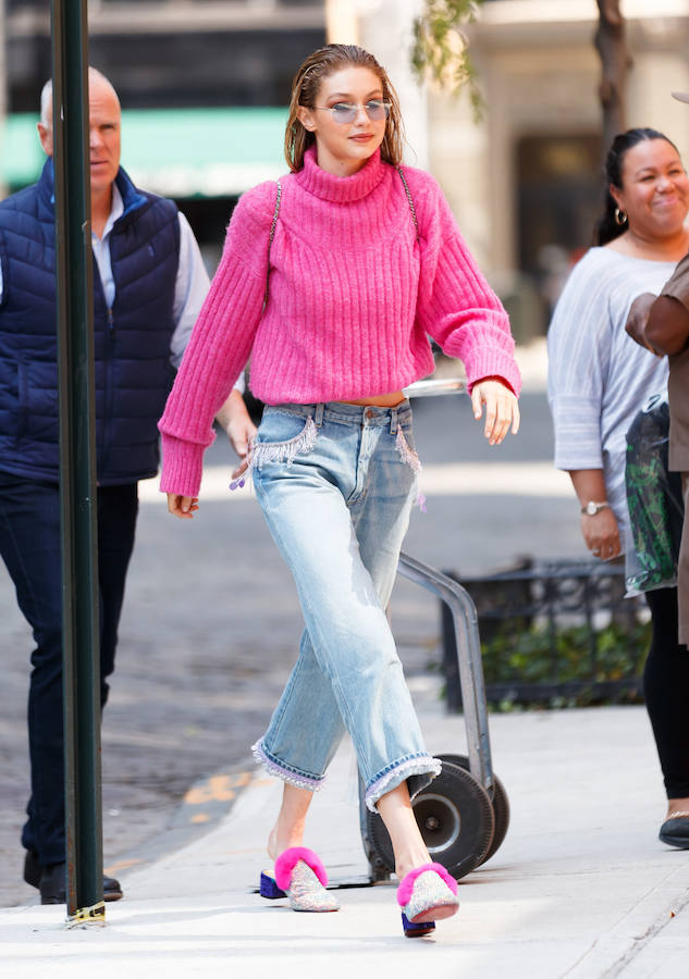 Lo de la 'instamodel' es de todo menos discreción. Y sus vaqueros no podrían ser de otra manera que esta, con detalles de pedrería en el bajo y flecos en los bolsillos. Combinó estos 'flared cropped jeans' con unos 'mules glitter' con peluche y tacón cuadrado y jersey fucsia: