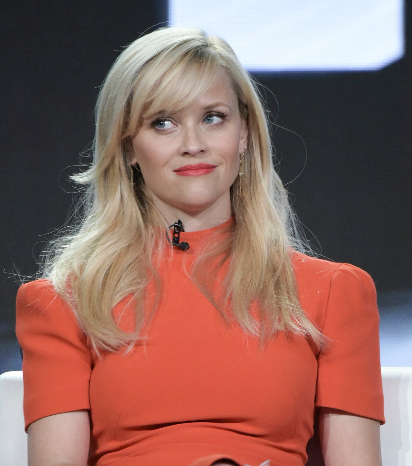 Otra famosa, habitual del flequillo, es la actriz Reese Witherspoon que apuesta por el ladeado en su melena larga.