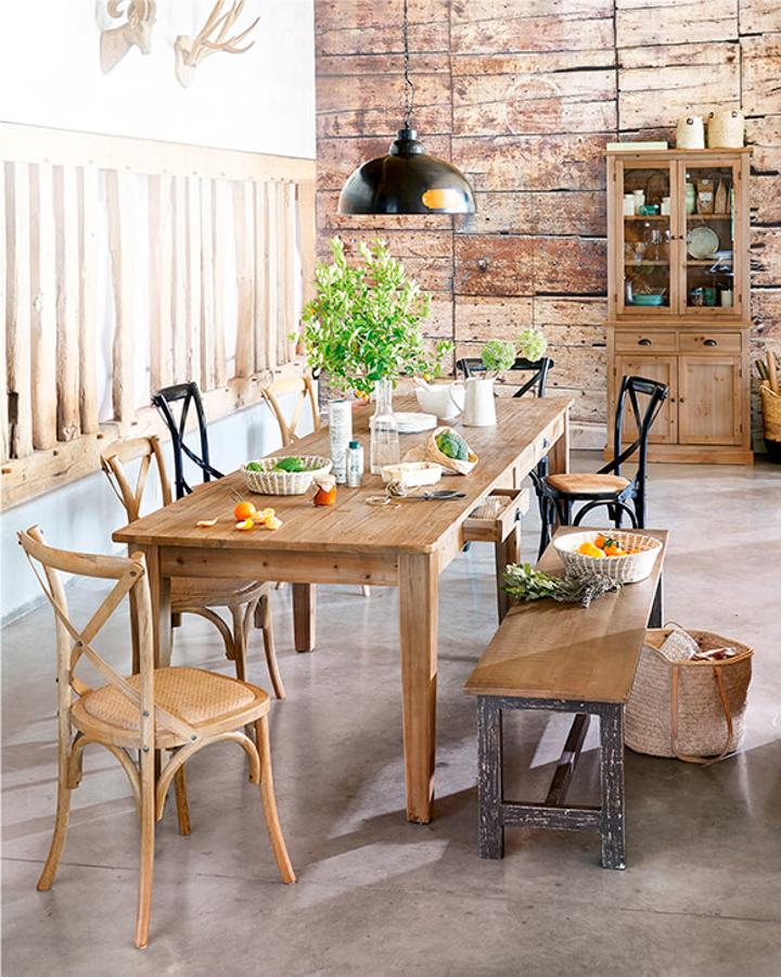 La madera de acabado natural es, una temporada más, el material estrella en la decoración de tu hogar.